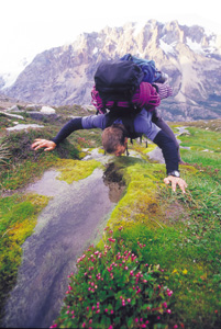 Dylan Taylor hydrates and gets some salad on the approach to Fitzroy, Patagonia (Foto: Jonathan Copp)